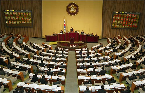 국회는 29일 오후 본회의를 열어 `일제강점하 반민족행위 진상규명특별법 개정안`을 상정, 표결에 부쳐 투표 참여의원 226명 가운데 찬성 167, 반대 46, 기권 13명으로 가결했다. 